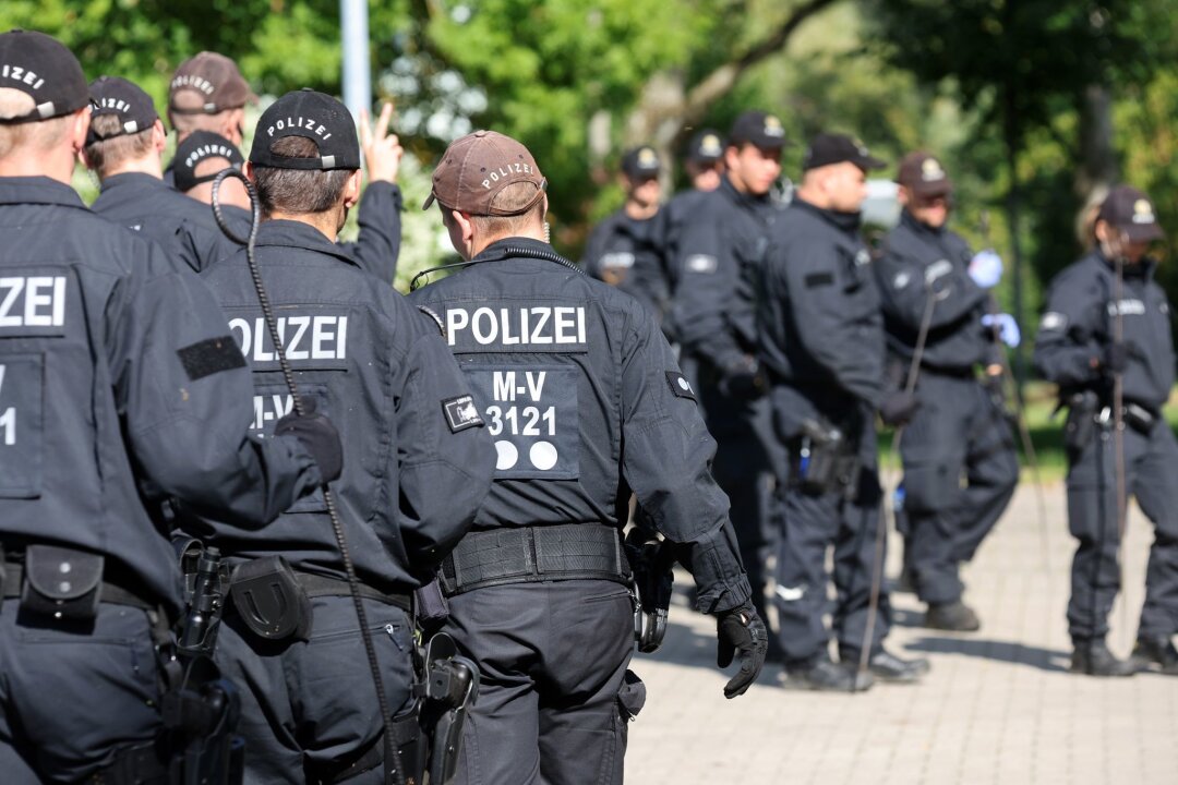 "Stern": 400 Polizisten der Länder unter Extremismusverdacht - Aus Mecklenburg-Vorpommern gab es keine aktuellen Zahlen dazu, gegen wie viele Polizisten Verfahren wegen des Verdachts auf rechtsextremistische Gesinnung geführt werden (Symbolbild).