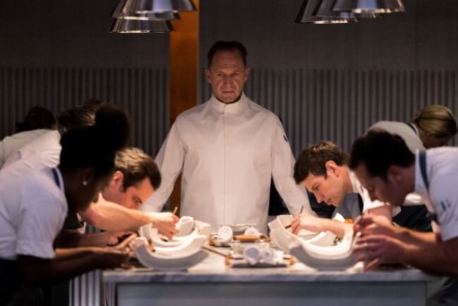 Sterne-Menü für Horror-Feinschmecker: Das sind die Kino-Highlights der Woche - Ralph Fiennes (Mitte) als Koch mit finsteren Hintergedanken: "The Menu" erzählt von einem Haute-Cousine-Dinner, das einen ungeahnten Verlauf nimmt.