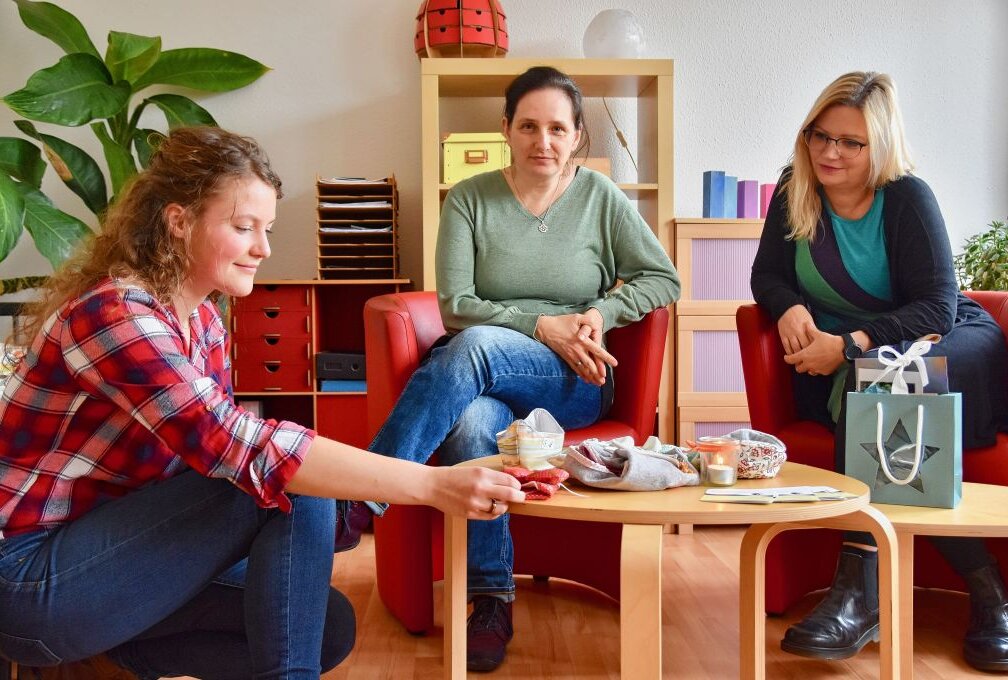 Rebekka Dworschak, Maika Maudrich und Katrin Küchenmeister (v.li.) gehören zum neuen Arbeitskreis Sternenkinder Chemnitz. Foto: Steffi Hofmann