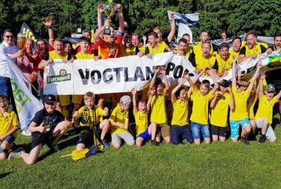 Im Bild die Siegerehrung nach dem Sternquell-Vogtlandpokal-Finale zwischen dem VfB Schöneck und dem SC Syrau (5:0). Fotos: Karsten Repert