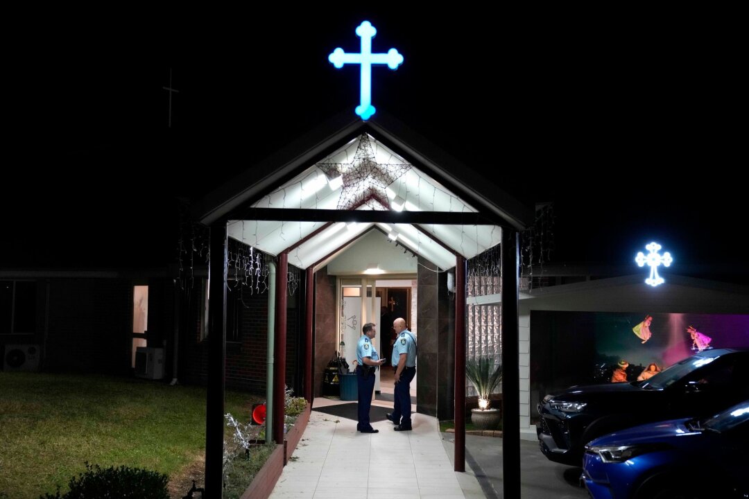 Stichattacke gegen Priester während Gottesdienst - Sicherheitsleute stehen Wache vor der orthodoxen assyrischen Kirche.