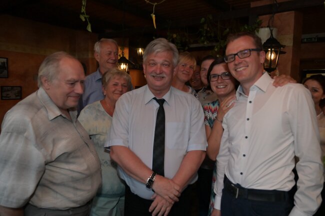 Heinrich Kohl (Mitte) hat die Oberbürgermeisterwahl gewonnen. Zum Gratulieren ist unter anderem der Bundestagsabgeordnete Alexander Kraus (re.) gekommen.