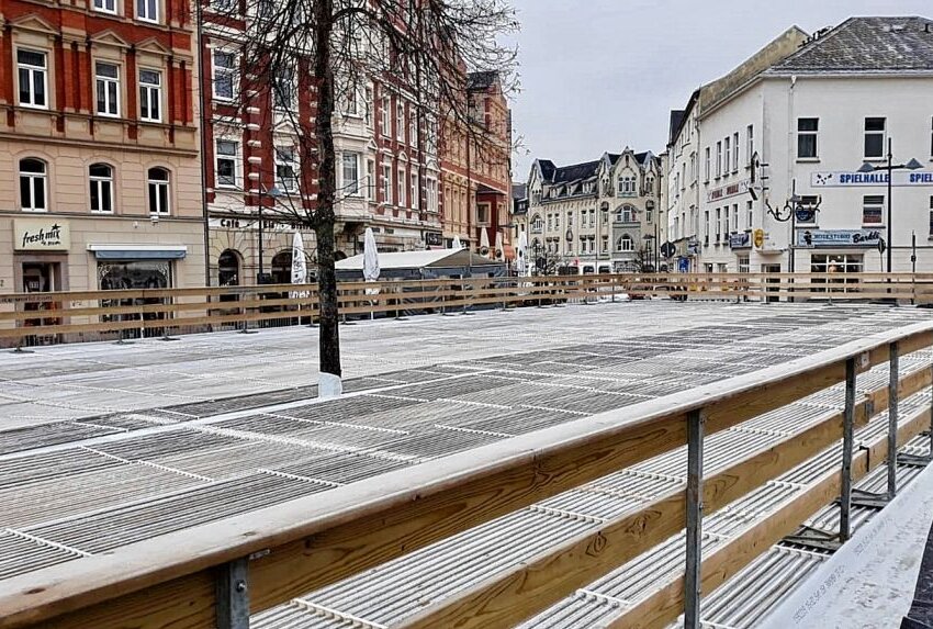 Die Eisbahn in der City bleibt vorerst ohne Eis. Die Stadt hofft, das Projekt Mitte Dezember starten zu können. Foto: Steffi Hofmann 