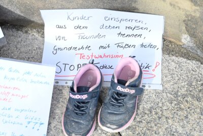 Stiller Protest von Kindern an den Rathäusern - Ein stiller Protest wurde auch vorm Schneeberger Rathaus durchgeführt. 
