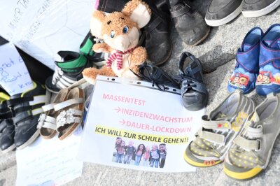 Stiller Protest von Kindern an den Rathäusern - Ein stiller Protest wurde auch vorm Schneeberger Rathaus durchgeführt. 