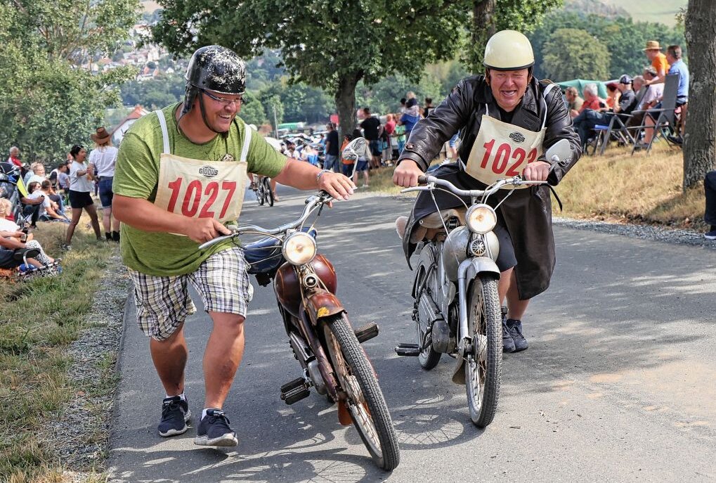 Stimmung zur 25. Kürbitzer SR-Traditionsrundfahrt - Zu zweit schiebt es sich besser. Diese Moped-Helden kamen am Schwander Berg bei Weischlitz ganz schön ins Schwitzen. Foto: Thomas Voigt