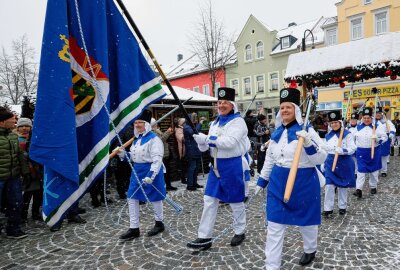 Stimmungsvolle Bergparade in Auerbach erwärmt die Herzen - Gut gelaunt schreitet die Schneeberger Abordnung zum Zeremoniell. Foto: Thomas Voigt