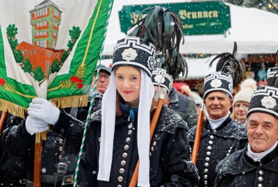 Stimmungsvolle Bergparade in Auerbach erwärmt die Herzen - Auch der Förderverein Bergbaumuseum Oelsnitz (Erzg.) hält die Traditionen hoch. Foto Thomas Voigt