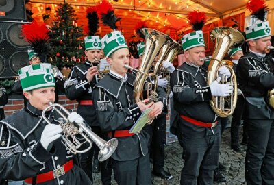 Stimmungsvolle Bergparade in Auerbach erwärmt die Herzen - Für weihnachtliche Stimmung sorgte die Schneeberger Bergkapelle. Foto: Thomas Voigt