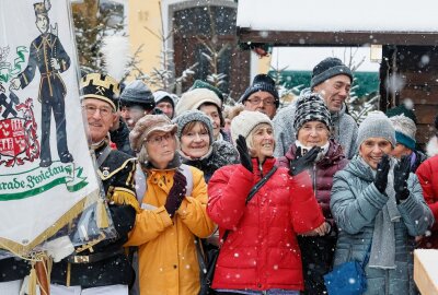 Stimmungsvolle Bergparade in Auerbach erwärmt die Herzen - Die Schaulustigen hatten zur Bergparade beste Laune. Foto: Thomas Voigt