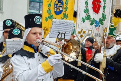 Stimmungsvolle Bergparade in Auerbach erwärmt die Herzen - Zur guten Stimmung trug auch das Jugendblasorchester Oederan bei. Foto: Thomas Voigt