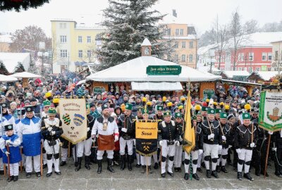 Stimmungsvolle Bergparade in Auerbach erwärmt die Herzen - Die Bergparade lockte jede Menge Besucher an. Nachmittags war der Weihnachtsmarkt rappelvoll. Foto: Thomas Voigt