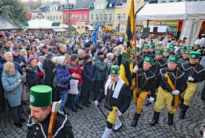 Stimmungsvolle Bergparade zum Auerbacher Weihnachtsmarkt-Finale - Dicht gedrängt verfolgten die Schaulustigen den Ausmarsch der Traditionsvereine. Foto: Thomas Voigt