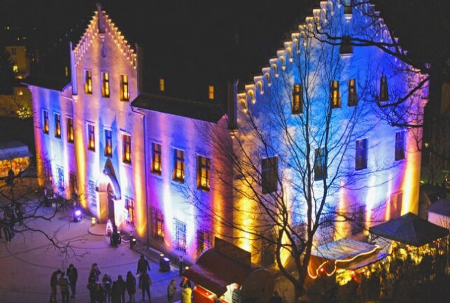 Stimmungsvolles Licht rund um den Falkensteiner Schlossfelsen - Zum Bornkinnelmarkt leuchten die Schlossmauern. Foto: Thomas Voigt