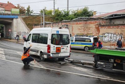 Störungen im Straßenbahnverkehr nach Unfall in Leipzig - PKW-Fahrerin verliert in einer Kurve die Kontrolle. Foto: Christian Grube