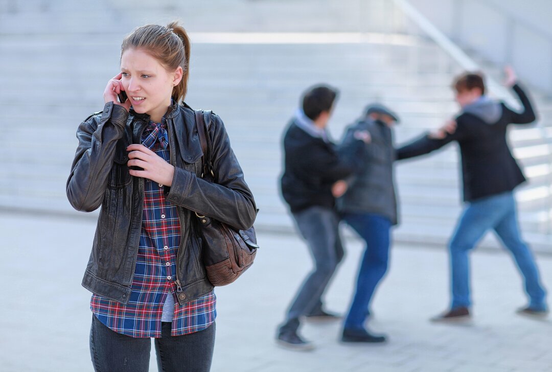 Stollberg: Jugendliche mit Glasscherben beworfen - Symbolbild Zivilcourage. Foto: Polizeiliche Kriminalprävention der Länder und des Bundes