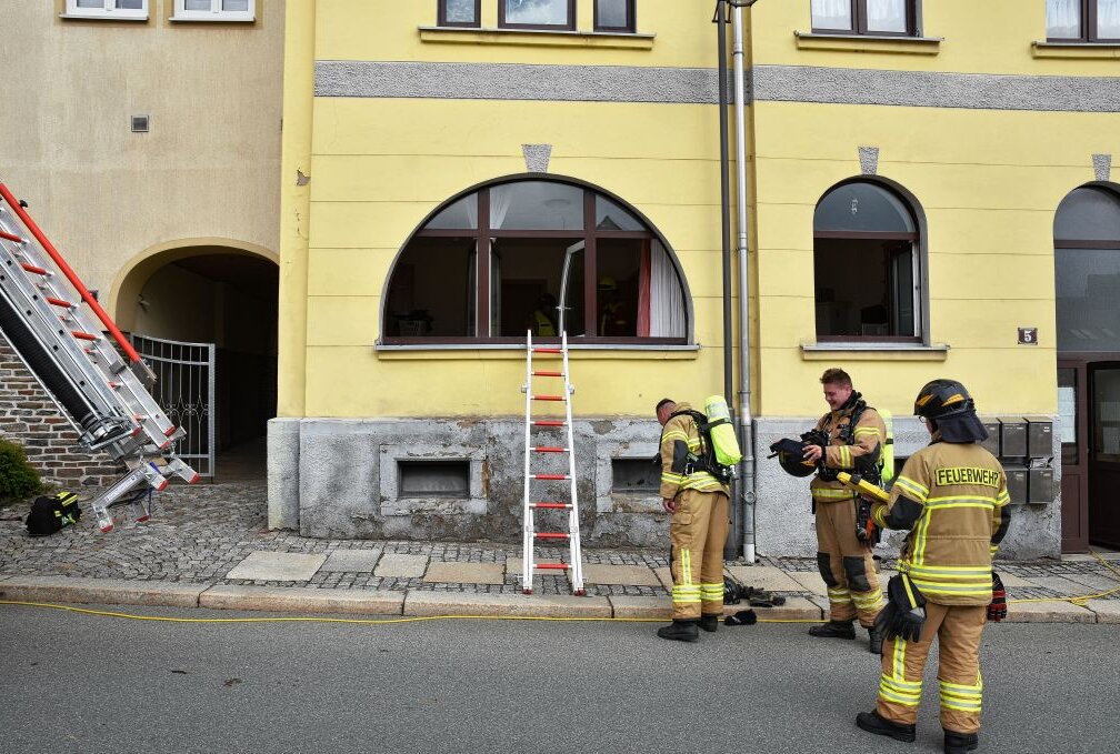 Stollberg: Mann schläft ein und löst Feuerwehreinsatz aus - Gegen 9 Uhr kam es zu einem Brand auf der Kurzen Straße in Stollberg. Foto: B&S/Alexander Wilhelm