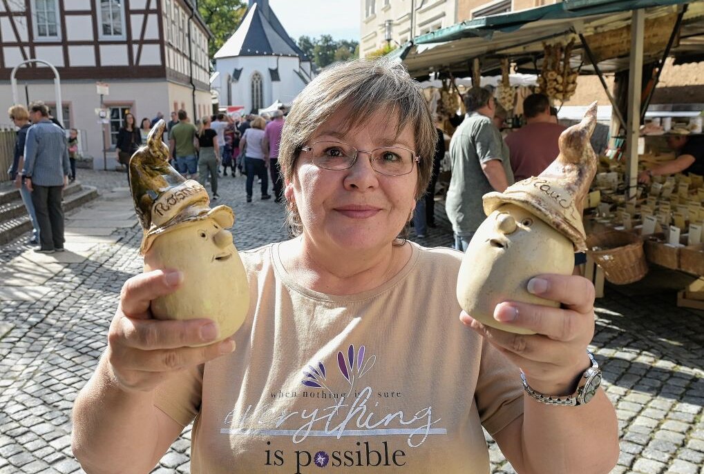 Ramona Brauer, die Vorsitzende des Vereins Kulturkreis Stollberg und Umgebung ist auf dem Bauernmarkt mit Keramik vertreten gewesen und Bastelangeboten für Kinder. Foto: Ralf Wendland