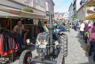 Stollberger Bauernmarkt bei bestem Herbstwetter - Beim Bauernmarkt in Stollberg hat es auch wieder eine Traktoren-Parade gegeben. Foto: Ralf Wendland