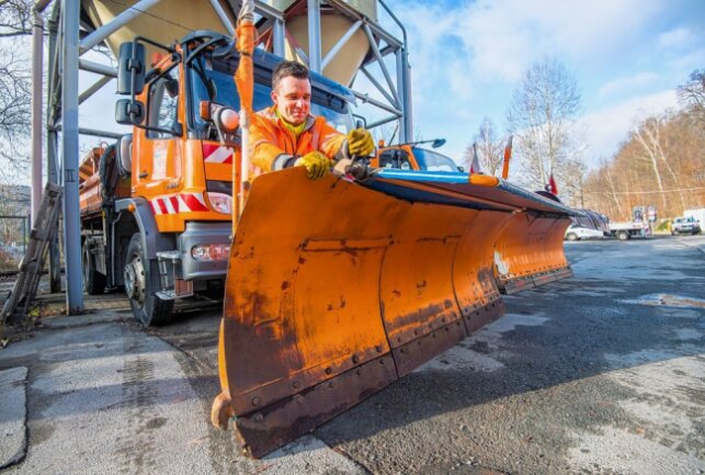 Im Bild ist Georg Müller, Mitarbeiter des Betriebshofes der Stadt Aue-Bad Schlema, bei der Montage einer Schneefangplane. Foto: Georg Ulrich Dostmann