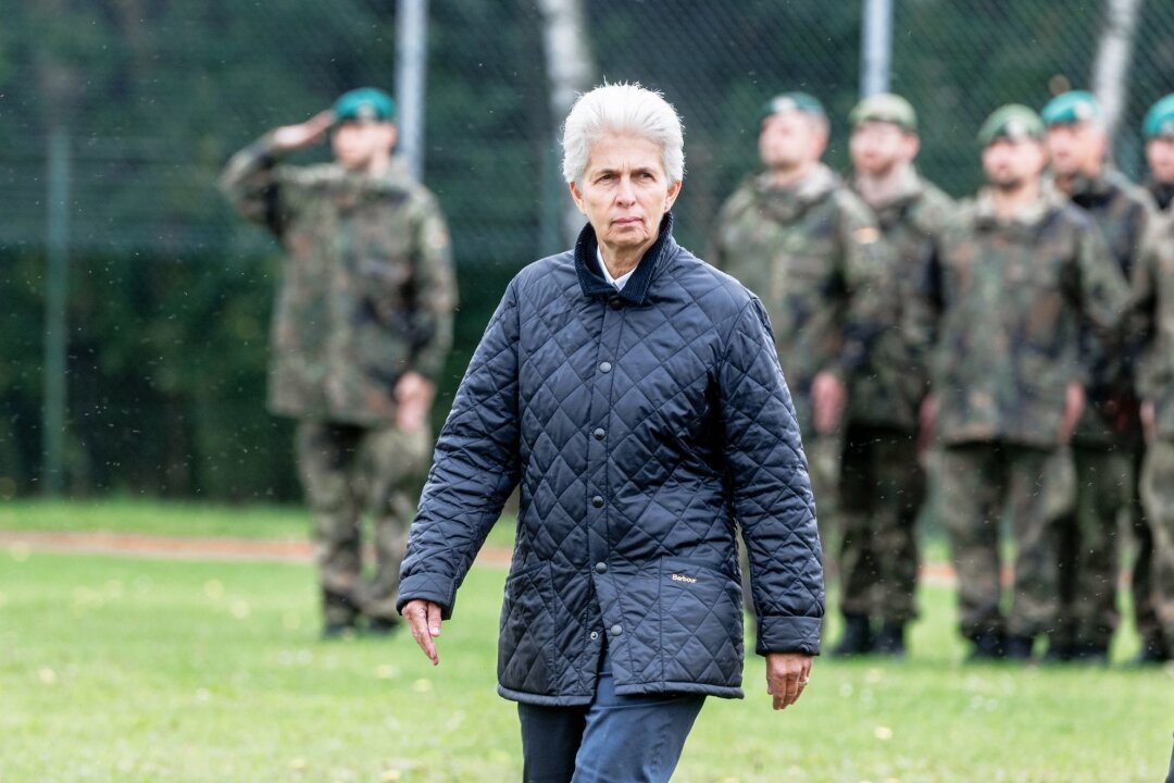 Strack-Zimmermann will 900.000 Reservisten aktivieren - Marie-Agnes Strack-Zimmermann warnt davor, die Folgen der russischen Aufrüstungspolitik zu unterschätzen.