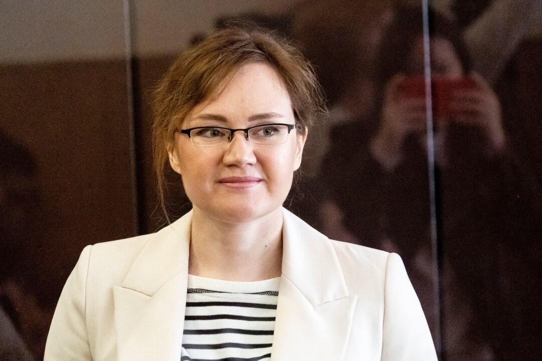 Strafe für Nawalny-Mitarbeiterin erhöht - Lilia Tschanyschewa steht während einer Anhörung im Juni 2023 in einem Gerichtssaal des Kirowski Bezirksgerichts.