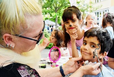 Strahlende Augen bei großem Kinderfest in Stollberg - Die Kinder konnten sich bei dem Fest auch schminken lassen. Foto: Maik Bohn
