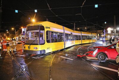 Straßenbahn entgleist bei Kollision mit PKW - Die Straßenbahn entgleiste in Dresden bei der Kollision mit einem PKW. Foto: Roland Halkasch