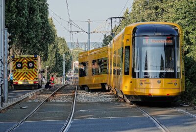 Straßenbahn entgleist nach Crash mit PKW: Schwangere im Krankenhaus - In Dresden kollidierte ein PKW mit einer Straßenbahn. Foto: Roland Halkasch