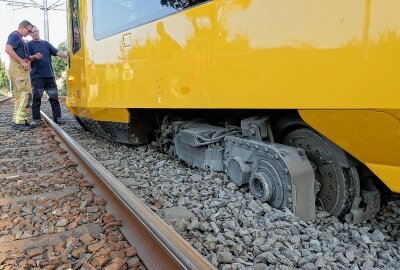 Straßenbahn entgleist nach Crash mit PKW: Schwangere im Krankenhaus - In Dresden kollidierte ein PKW mit einer Straßenbahn. Foto: Roland Halkasch