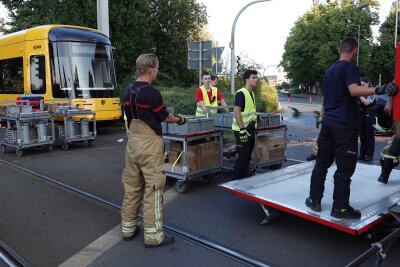 In Dresden kollidierte ein PKW mit einer Straßenbahn. Foto: Roland Halkasch