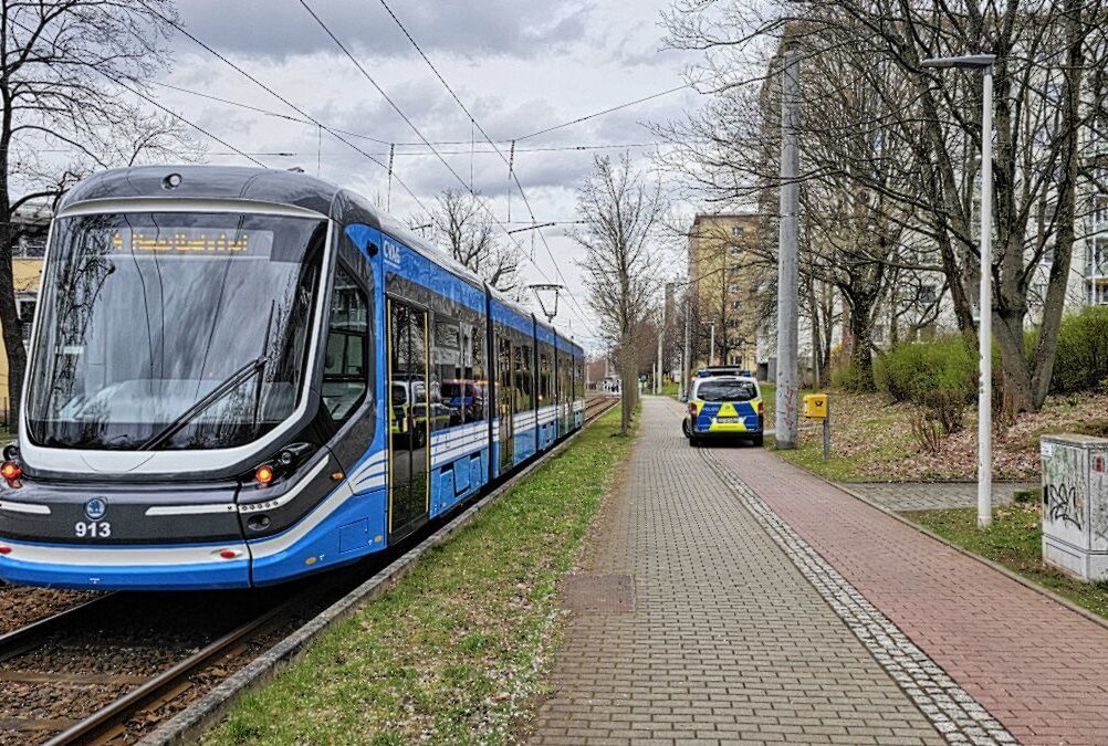 Straßenbahn erfasst Radfahrer in Chemnitz - Die Strecke wurde sofort gesperrt. Foto: Harry Härtel