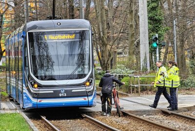 Straßenbahn erfasst Radfahrer in Chemnitz - Der Radfahrer bleib unverletzt. Foto: Harry Härtel