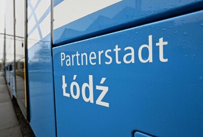 Straßenbahn erhält Namen der Partnerstadt Łódź - Städtepartnerschaft mit polnischer Stadt Lodz wird gewürdigt - Links Ralph Burkhart und rechts Adam Wieczorek Vice Bürgermeister Lodz bei der Taufe. Foto: Andreas Seidel