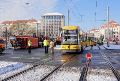 Straßenbahn in Dresden entgleist und rammt andere Tram - Eine Straßenbahn ist in Dresden entgleist. Foto: Roland Halkasch