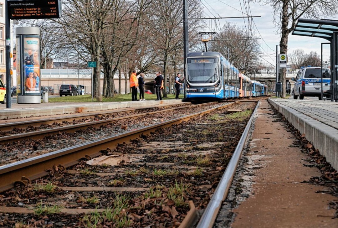 Straßenbahn kollidiert mit Fußgänger in Chemnitz - Eine Straßenbahn der Linie 5 kollidiert mit einem Fußgänger. Foto: Harry Härtel