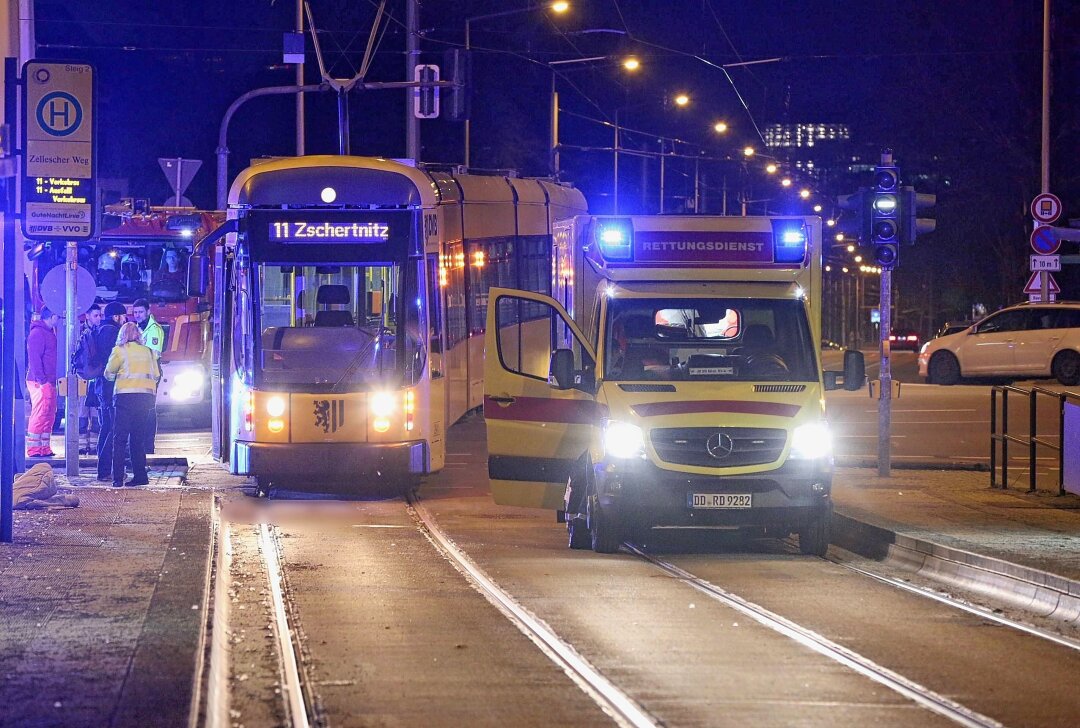 Straßenbahn-Unglück in Dresden: Fußgänger wird von Bahn erfasst - Straßenbahnunfall in Dresden mit verletzter Person. Foto: Roland Halkasch