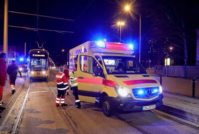 Straßenbahn-Unglück in Dresden: Fußgänger wird von Bahn erfasst - Straßenbahnunfall in Dresden mit verletzter Person. Foto: Roland Halkasch