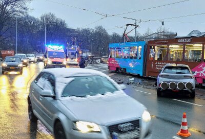 Straßenbahnenstau: Unfall sorgt für Behinderungen auf Plauens Straßen - Unfall sorgt für Behinderungen auf Plauens Straßen. Foto: Karsten Repert