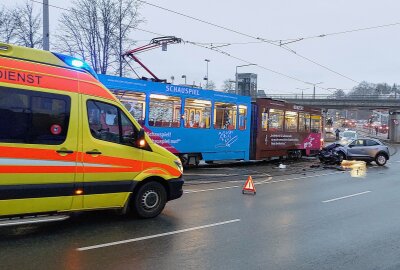 Straßenbahnenstau: Unfall sorgt für Behinderungen auf Plauens Straßen - Autofahrerin kollidiert mit Straßenbahn in Plauen. Foto: Karsten Repert
