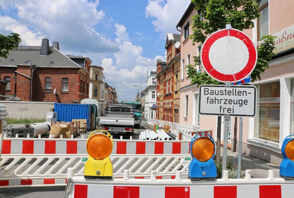 Straßenbau und Rathaus-Umbau in Falkenstein - In der August-Bebel-Straße wird gebaut. Foto: Simone Zeh