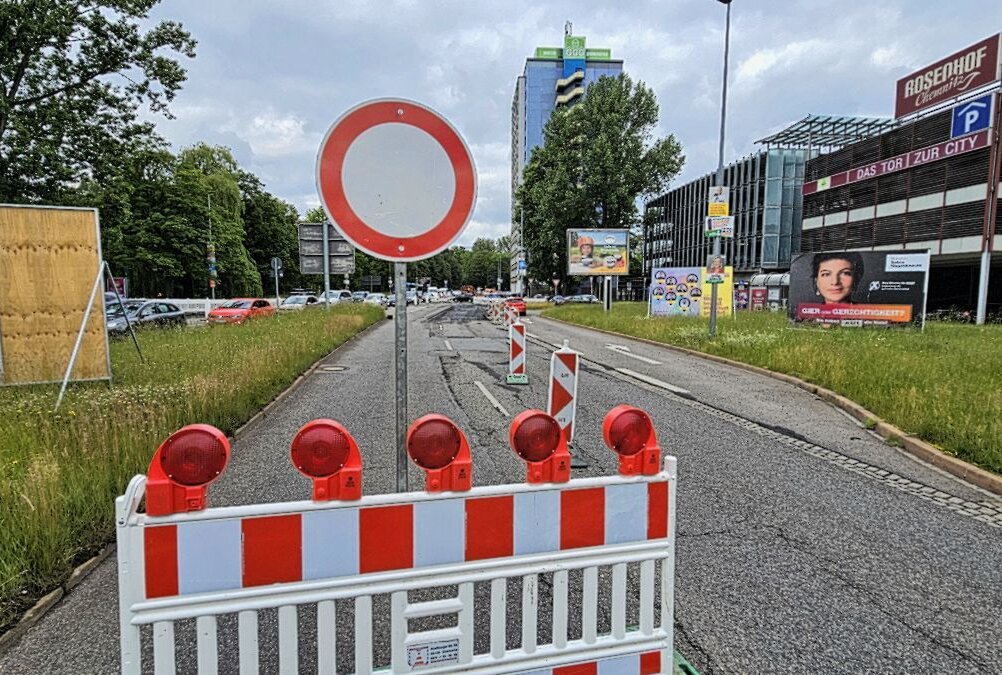 Straßenbauarbeiten: Innenstadtring bis Montag lieber meiden -  Die Straßenschäden im unmittelbarer Umgebung bleiben trotzdem. Foto: Harry Härtel