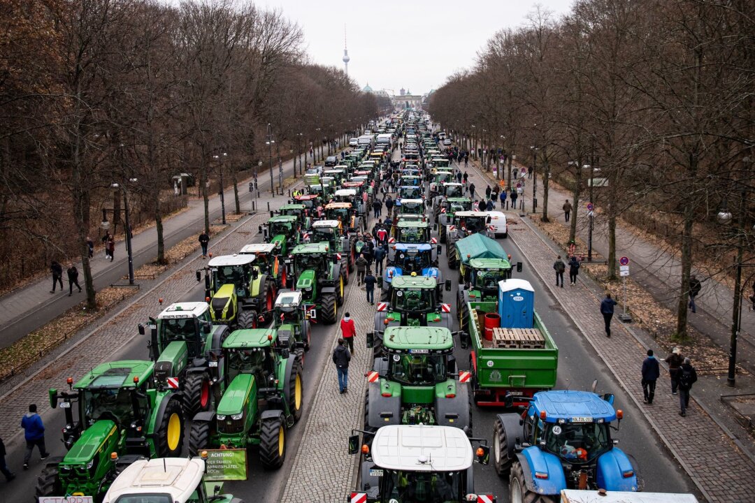 Straßenblockaden: Absprachen mit Arbeitgeber treffen - Alles dicht? Der deutsche Bauernverband ruft ab 8. Januar zu einer landesweiten Aktionswoche auf - unter anderem drohen Straßenblockaden.