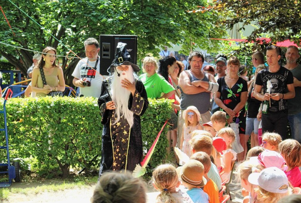 Straßenfest in Limbach-Oberfrohna: Team der Behindertenhilfe lädt ein - Die Erzieher der Kita haben wieder eine Geschichte einstudiert. Foto: A.Büchner