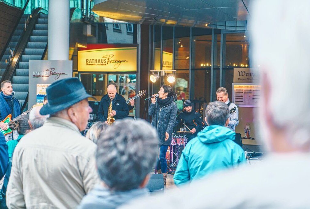 Straßenmusik in der Gastromeile - Ankündigung "City Jazz&Friends" in der Innenstadt. Foto: Exclusiv Events