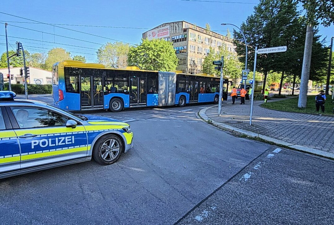 Straßensperrung in Chemnitz: Radfahrer fährt vor Bus und stürzt - Ein Radfahrer kam aus der Heinrich-Lorenz-Straße und stürze über den Lenker. Foto: Harry Härtel