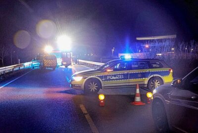 Straßensperrung: Schwerer Verkehrsunfall in Chemnitz - Schwerer Verkehrsunfall in Chemnitz Röhrsdorf. Foto: Harry Härtel
