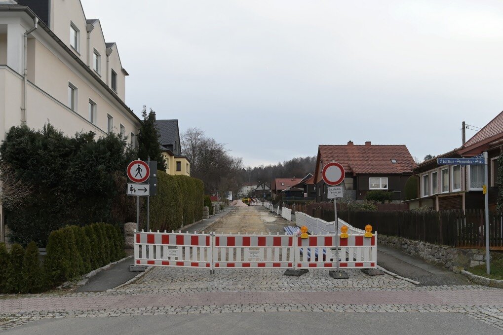 Unter Vollsperrung erfolgt in Bad Schlema ein grundhafter Ausbau im Bereich der Joliot-Curie-Straße.