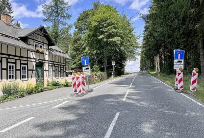 Vom 14. bis 19. August wird die Grünhainer Straße, beginnend am Ortsausgang Zwönitz bis zum Gasthaus Mooshaide (linnks im Bild) vollgesperrt. Foto: Ralf Wendland