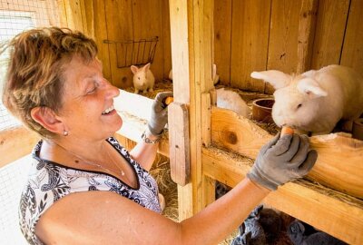 Streckewalder Züchter laden zum Sommerfest - Roswitha Göldner züchtet sowohl Geflügel als auch Kaninchen. Foto: Jan Görner